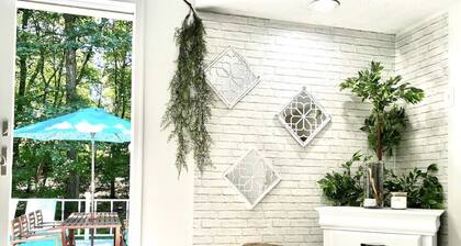 5 BDR Poconos Villa ~ Large Hot Tub ~ Game Room ~ Privacy