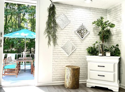 5 BDR Poconos Villa ~ Large Hot Tub ~ Game Room ~ Privacy