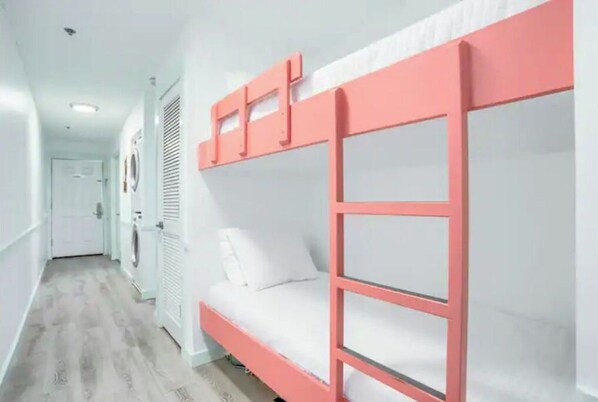 1 slaapkamer, een strijkplank/strijkijzer, gratis wifi, beddengoed