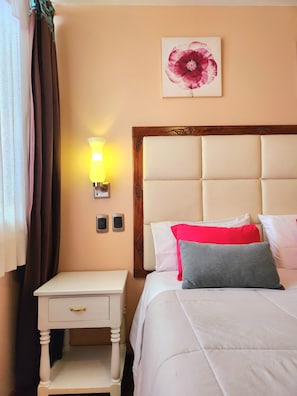 Comfort-Doppelzimmer | Verdunkelungsvorhänge, kostenloses WLAN, Bettwäsche