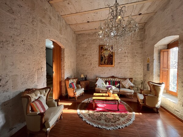 32-inch flat-screen TV with cable channels, TV - Chikan Hoteles (Arequipa)