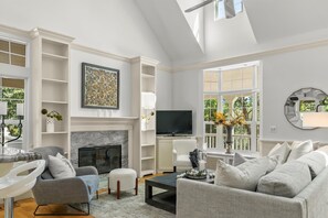 Una televisión, una chimenea