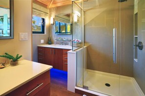 Shower, towels - Beachfront, Corner unit Sapphire, Restaurant, pool (St. Thomas)