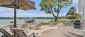 Runyan Lake House / 4 Private Suites - Sleeps 13