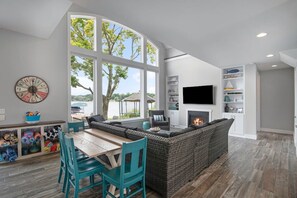 Smart-tv, pejs, dvd-afspiller, bøger