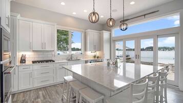 Køleskab, mikrobølgeovn, ovn, kogeplade