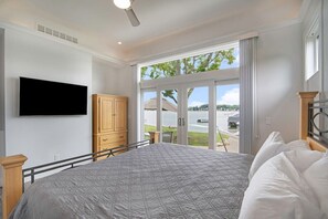 4 habitaciones, escritorio y tabla de planchar con plancha 