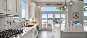 Runyan Lake House / 4 Private Suites - Sleeps 13