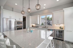 Fridge, microwave, oven, stovetop - Runyan Lake House / 4 Private Suites - Sleeps 13 (Fenton)