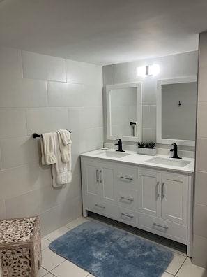 Combined shower/bathtub, hair dryer, towels, toilet paper