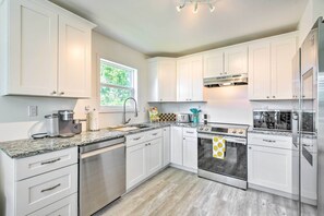 Fridge, microwave, stovetop, dishwasher - Near Downtown + Ocean: Sarasota Getaway (Sarasota)