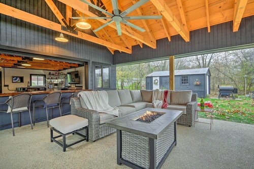 Riverfront Zanesville Getaway w/ Private Bar!