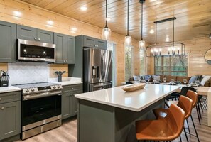 Frigorífico, microondas, horno y placa de cocina