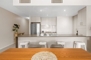 Réfrigérateur, four à micro-ondes, un four, surface de cuisson