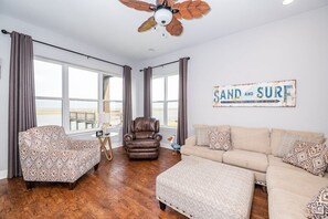 TV, fireplace - Spacious Home on ICW w/ Fabulous Patios on Sargent Beach & ICW Side! (Bay City)