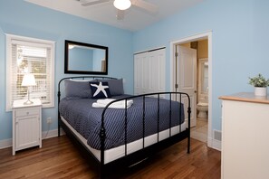 2 bedrooms, travel cot, free WiFi, bed sheets - Sweet Inn Coach House near beautiful beach on Lake Michigan in Beachwalk (Michigan City)