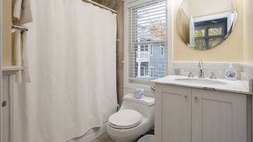 Bañera con ducha, secador de pelo, toallas, jabón