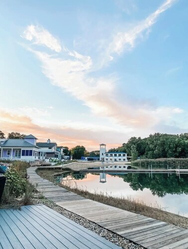 Sweet Inn Coach House near beautiful beach on Lake Michigan in Beachwalk