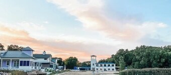 Sweet Inn Coach House near beautiful beach on Lake Michigan in Beachwalk