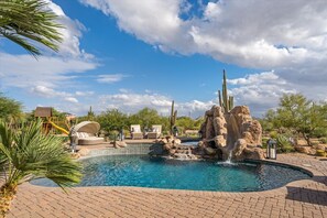 Una piscina al aire libre, una piscina climatizada
