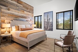 5 habitaciones, escritorio y tabla de planchar con plancha