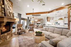 Smart TV, chimenea, tenis de mesa y libros 