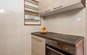 Kühlschrank, Ofen, Herdplatte, Wasserkocher mit Kaffee-/Teezubehör