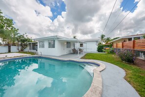 Alberca al aire libre, sombrillas en la alberca y camastros