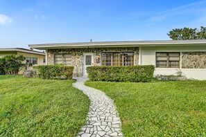 Vista frontal de la propiedad