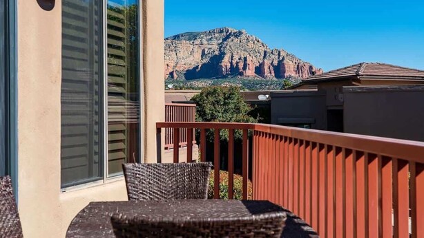 Ein Balkon mit Blick auf einen Berg.
