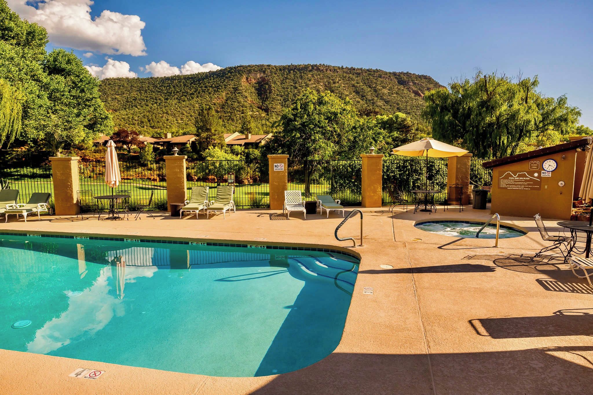 Clubhouse Pool &. Hot tub
