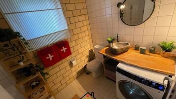 Combined shower/bathtub