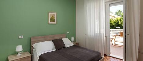 2 bedrooms, iron/ironing board, bed sheets