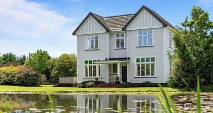 Warm and welcoming, private one bedroom on a lifestyle property.