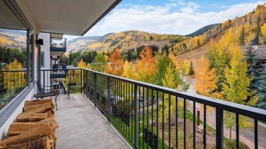 A balcony with a view of autumn-colored trees and a mountain range. - Lodge Tower 487 3BR at the base of Vail Mountain (Vail)