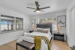 4 bedrooms, iron/ironing board, travel crib, free WiFi - ☆LakeHouse 4 Bedroom Newly Renovated Heated pool ☆ (Orlando)