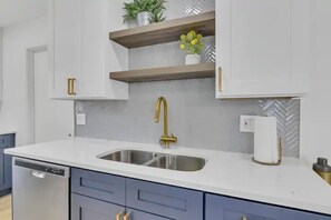 Interior - ☆LakeHouse 4 Bedroom Newly Renovated Heated pool ☆ (Orlando)