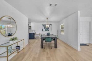 Dining - ☆LakeHouse 4 Bedroom Newly Renovated Heated pool ☆ (Orlando)