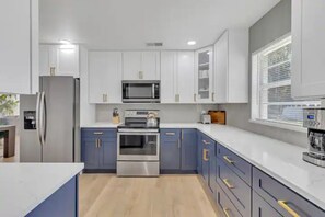 Fridge, microwave, oven, stovetop - ☆LakeHouse 4 Bedroom Newly Renovated Heated pool ☆ (Orlando)