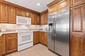 ثلاجة، ميكروويف، فرن، موقد طهي مسطح