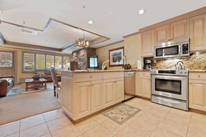 冷蔵庫、電子レンジ、オーブン、コンロ