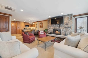 TV, fireplace - Lodge Tower 294 2BR at the base of Vail Mountain (Vail)