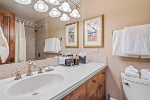 Hair dryer, towels - Lodge Tower 294 2BR at the base of Vail Mountain (Vail)