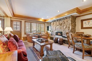 Living area - Lodge Tower 386 2 BR at the base of Vail Mountain (Vail)