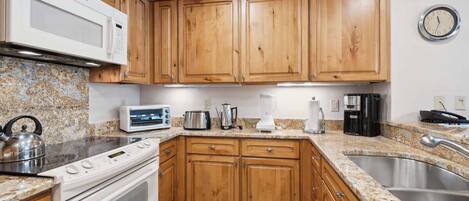 Een koelkast, een microgolfoven, een oven, een kookplaat