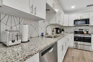 Refrigerador, microondas, parrilla de estufa y lavavajillas 