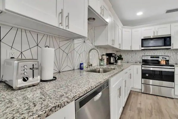 冰箱、微波炉、炉灶、洗碗机