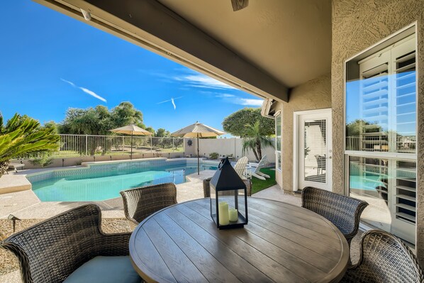 Alberca al aire libre y alberca climatizada