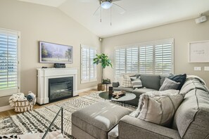 Smart TV, caminetto, tavolo da ping pong