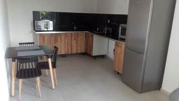 Coffee/tea maker, fridge, microwave, oven